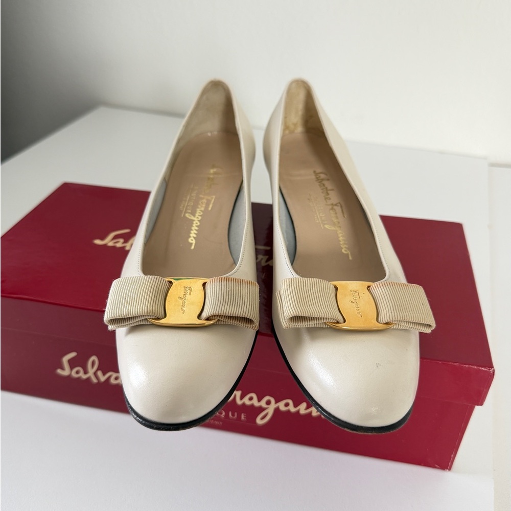 Salvatore Ferragamo Vara Bow Pumps Heel3’ Cream Gold Buckle Sz 7.5 Made In Italy - Picture 7 of 16